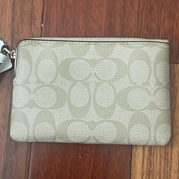 Corner Zip Wristlet In Signature Canvas - Picture 5 of 9